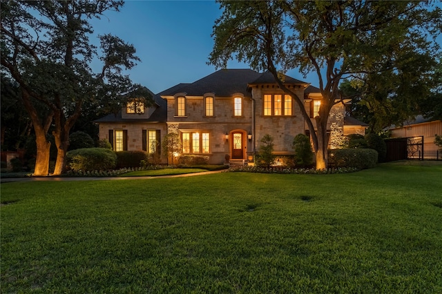 view of front of house featuring a front yard