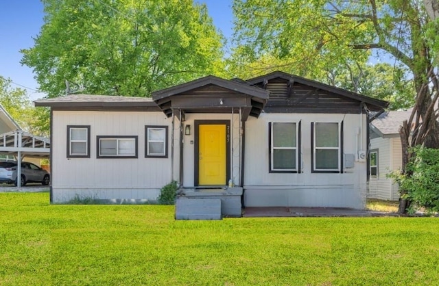 view of front of home featuring a front lawn