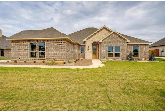 view of front of property featuring a front lawn