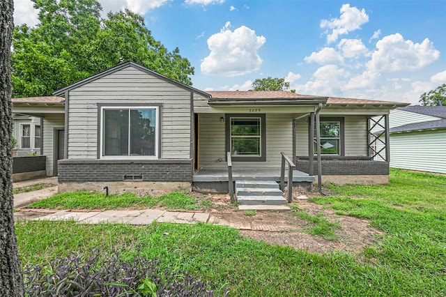 bungalow-style house featuring a front lawn and a porch