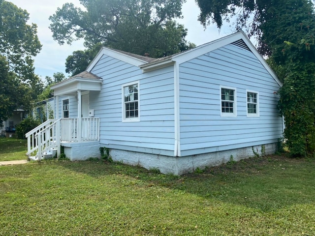 view of front of house featuring a front yard