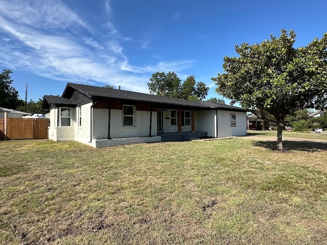 ranch-style home featuring a front lawn