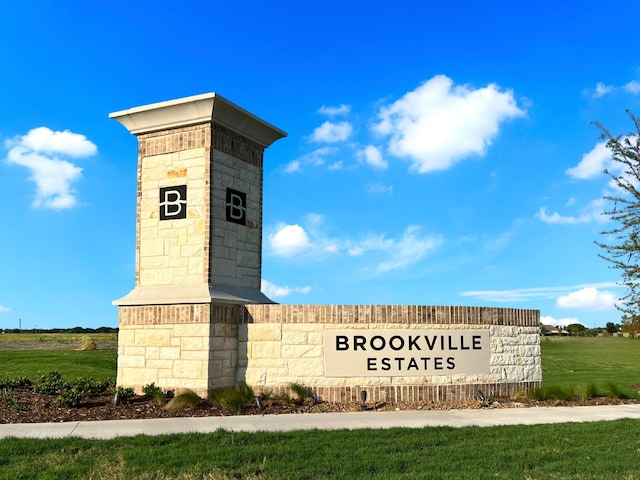 community / neighborhood sign featuring a lawn