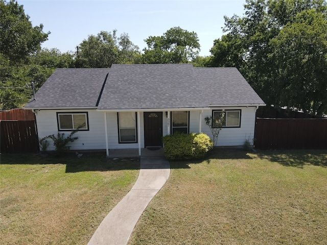 view of front facade featuring a front lawn