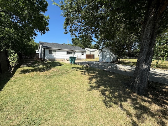 view of yard featuring a storage unit