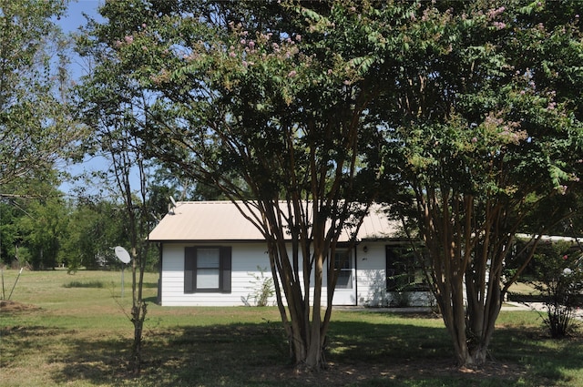 view of front of property with a front lawn