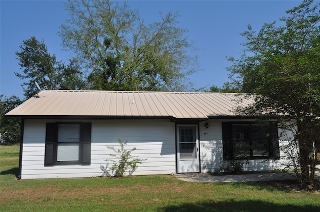 view of front of property with a front yard