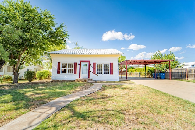 view of front of home featuring a front lawn and a carport