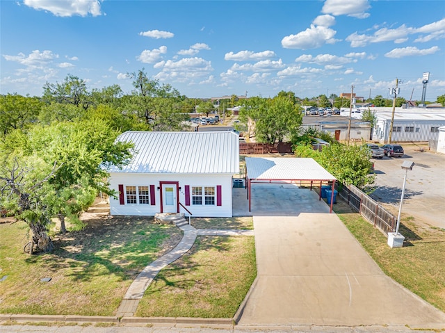 view of front of house featuring a front lawn and a carport