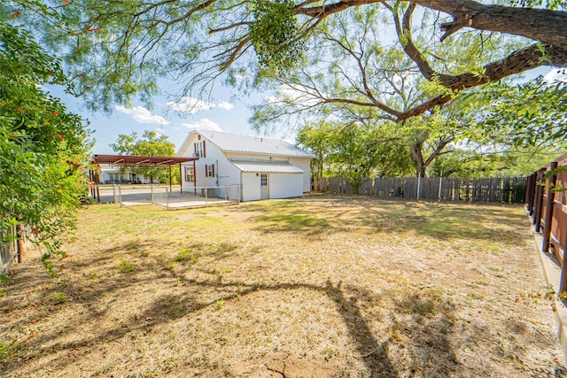 view of yard featuring an outbuilding