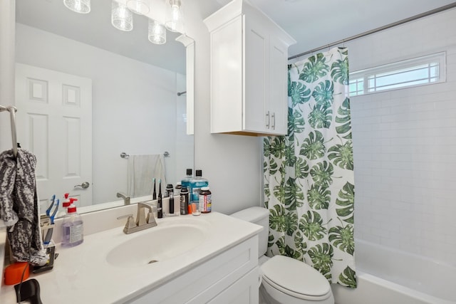 full bathroom featuring toilet, shower / tub combo with curtain, and vanity