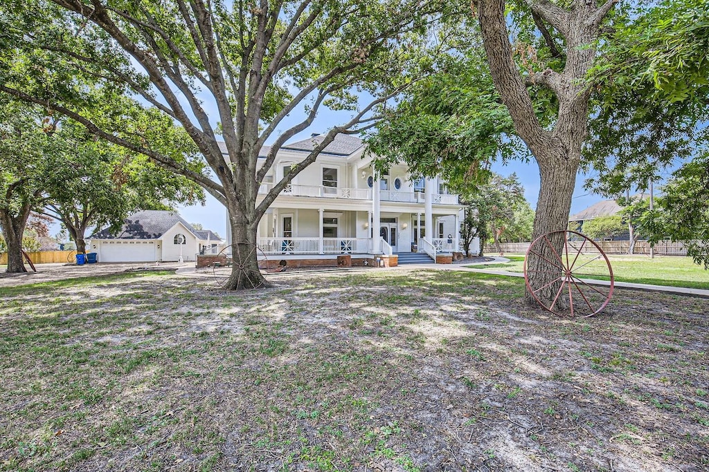 view of front of home featuring a porch and fence