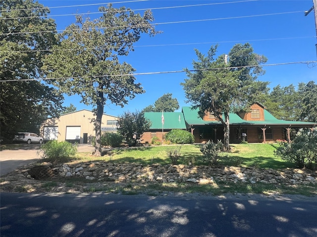 view of yard featuring a garage and driveway