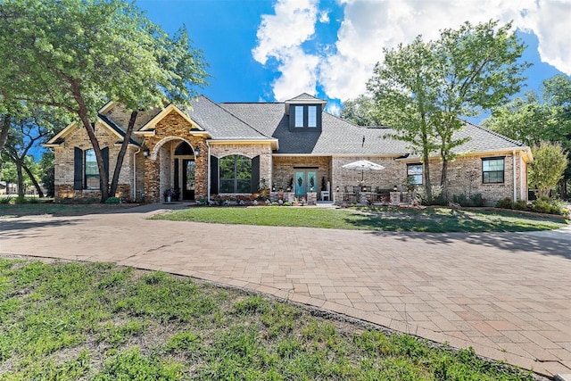 view of front of home featuring a front lawn