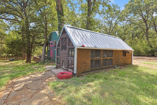 view of outdoor structure featuring a yard