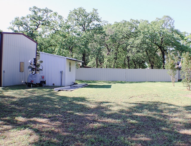 view of yard with an outbuilding