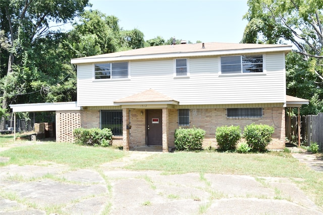 view of front of property featuring a front yard