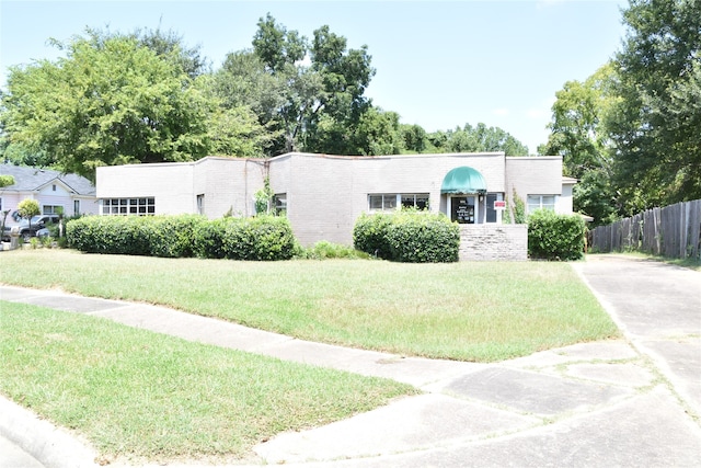 view of front of house with a front yard