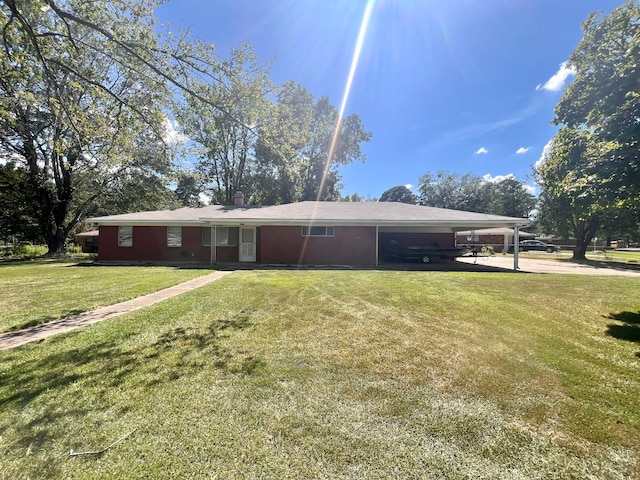 ranch-style home featuring a front lawn