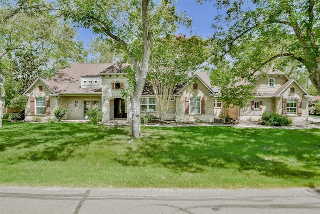 view of front of home featuring a front yard