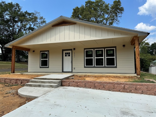 view of front of house with a porch