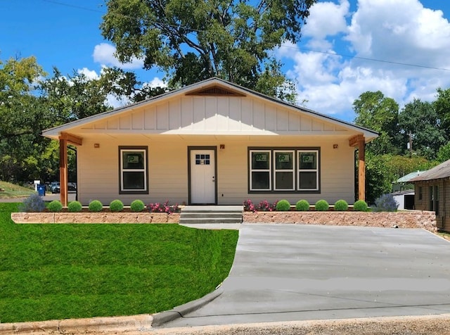 view of front of property featuring covered porch and a front lawn