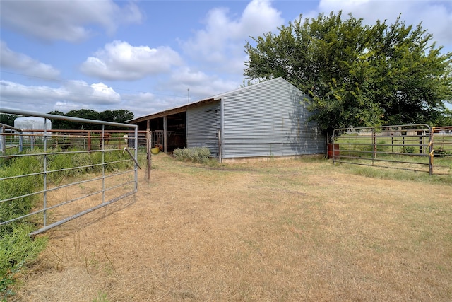 view of yard featuring an outbuilding