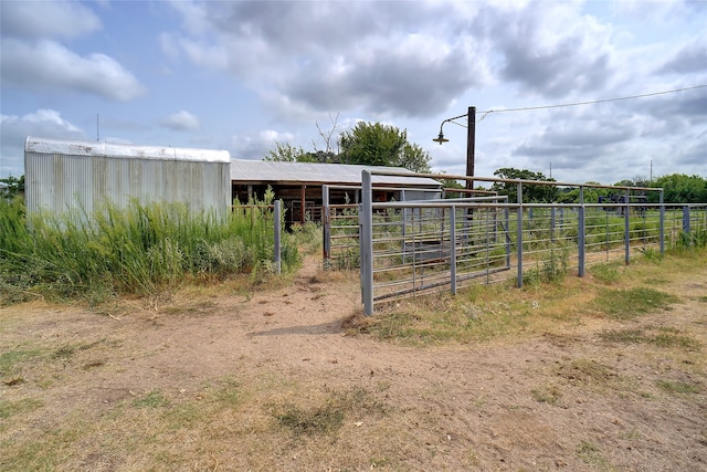 view of yard featuring an outbuilding