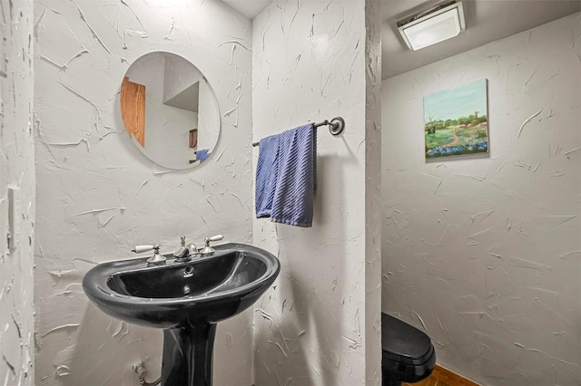 bathroom featuring sink