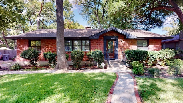 view of front facade featuring a front lawn