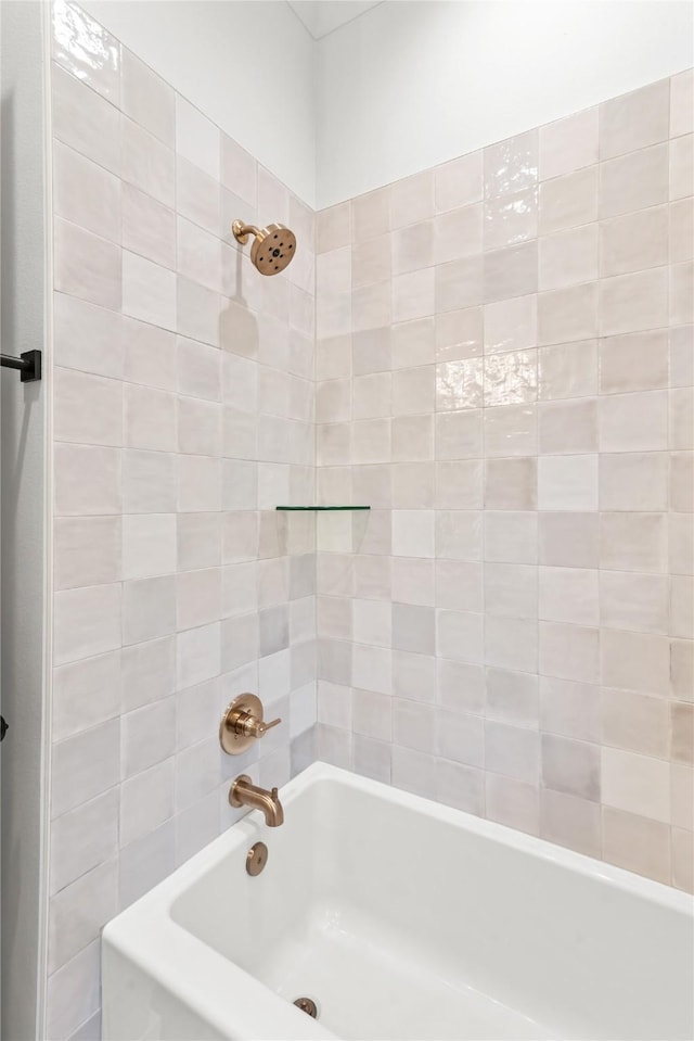 bathroom featuring tiled shower / bath