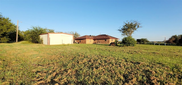 view of yard featuring an outdoor structure