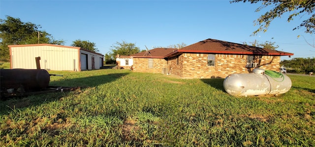 view of yard featuring an outdoor structure and a garage