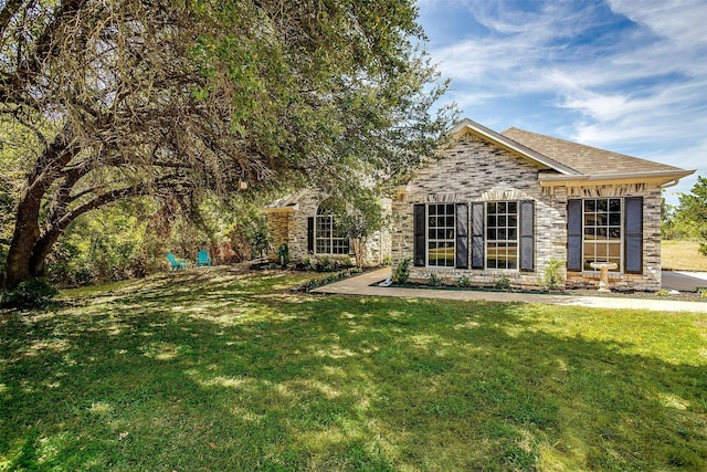 view of front of property with a front yard