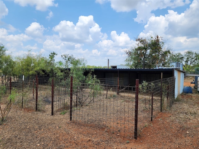 view of yard with an outbuilding