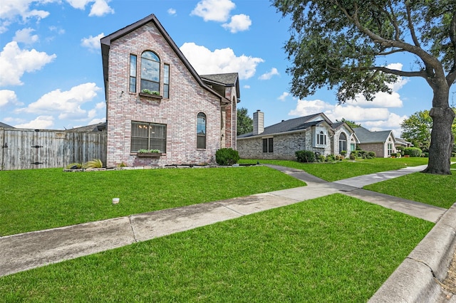 view of front of property featuring a front lawn