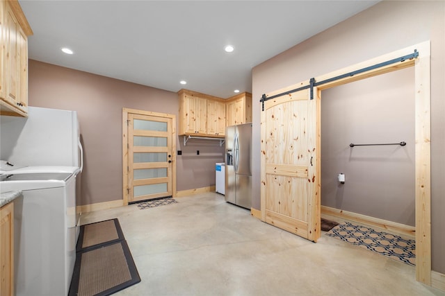 laundry area featuring recessed lighting, baseboards, independent washer and dryer, and a barn door