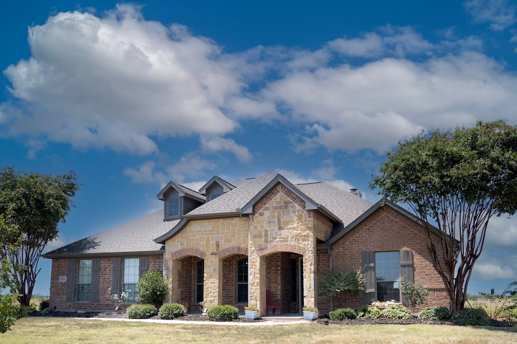 view of front of house with a front yard