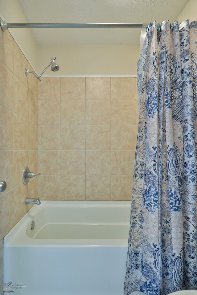 bathroom featuring shower / bath combo