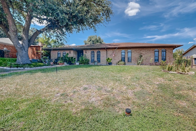 ranch-style home featuring a front yard