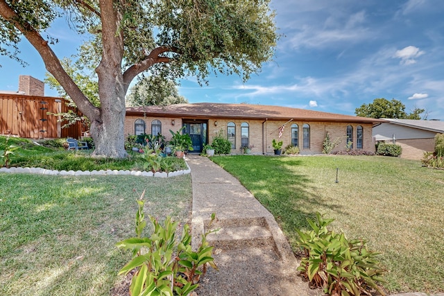 ranch-style home featuring a front lawn