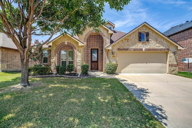 view of front facade featuring a garage and a front lawn