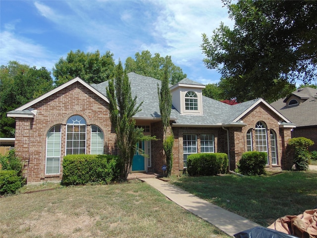 view of front of property featuring a front yard