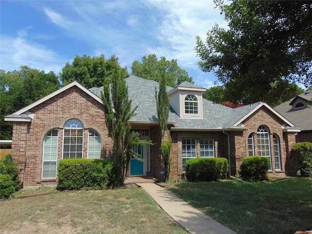 view of front facade with a front yard