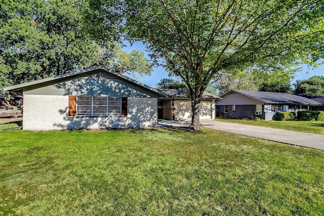 single story home featuring a front lawn