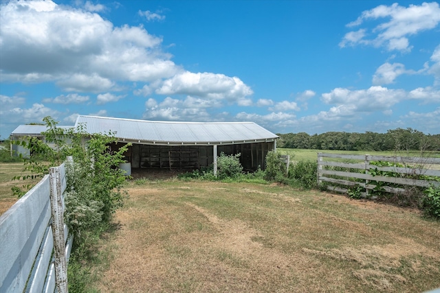 view of yard featuring a rural view