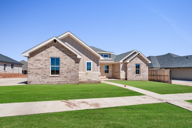 craftsman-style house featuring a front lawn