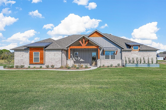 view of front of property featuring a front lawn