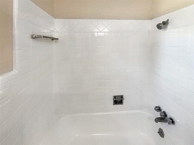 bathroom featuring tiled shower / bath