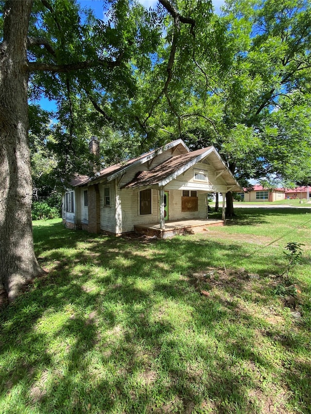 view of front of house featuring a front lawn